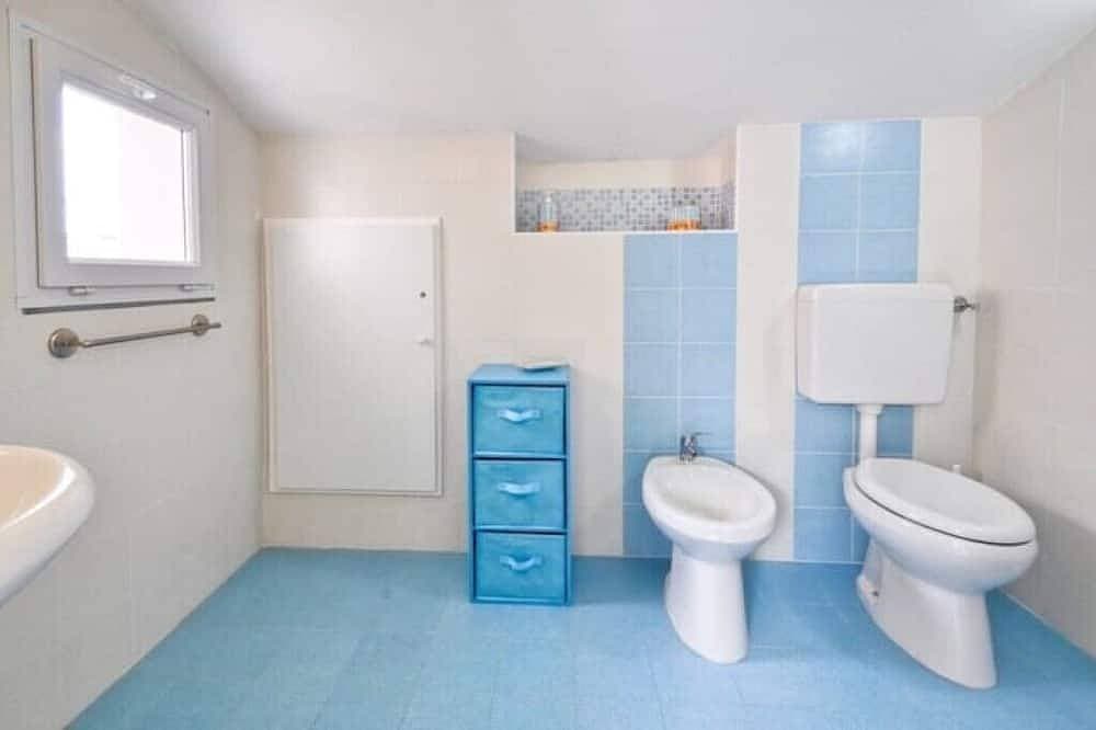 Foto 11 von 27: Stylish & Spacious Townhouse - Walk to Beach & Town