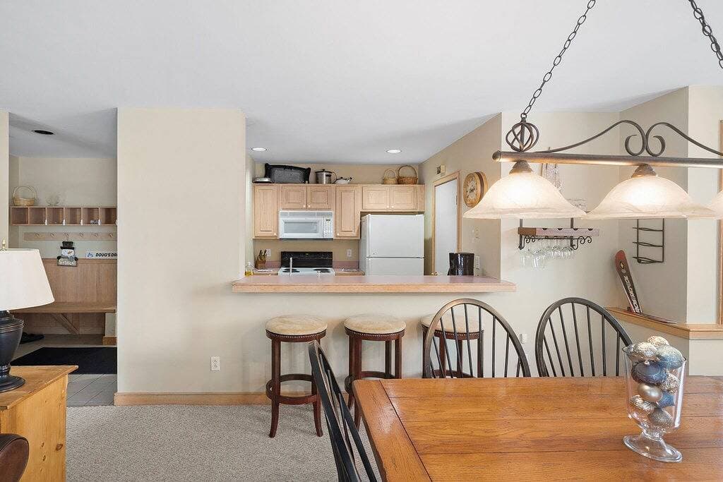 The Slope Side Lodge, Ski off w/ Fireplace! 1