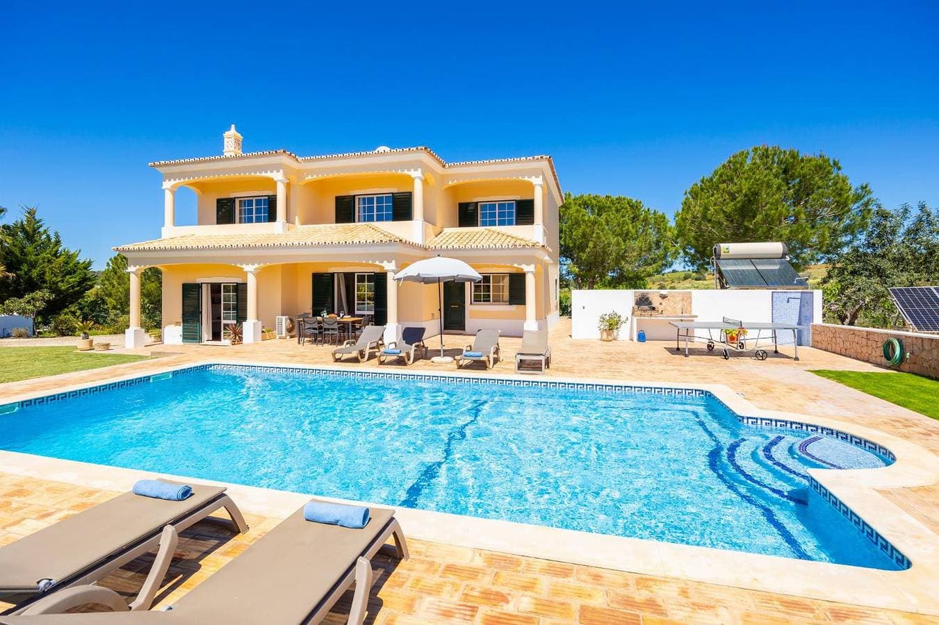 Foto 3 von 26: Villa für 6 Personen mit Balkon