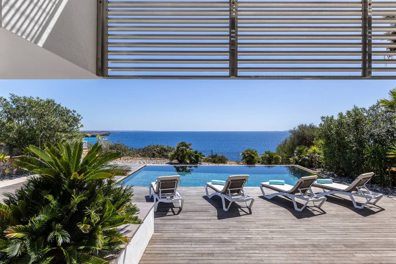 Foto 8 von 39: Pool with Sea Views - Villa Es Pas