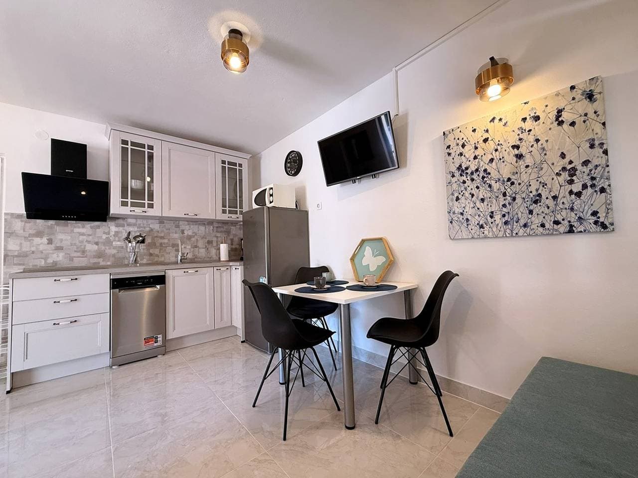 Foto 12 von 33: Apartment Zeljko - mit Pool, 200 m vom Meer, ein Schlafzimmer, überdachte Terrasse, privater Parkplatz, Grill, Außendusche, Sonnenliegen