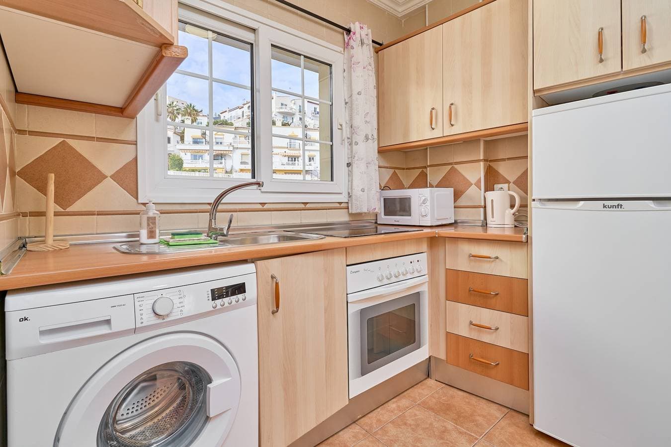 Foto 5 von 30: Apartment 'Burriana Beach Apt Nerja' mit Bergblick, WLAN und Klimaanlage