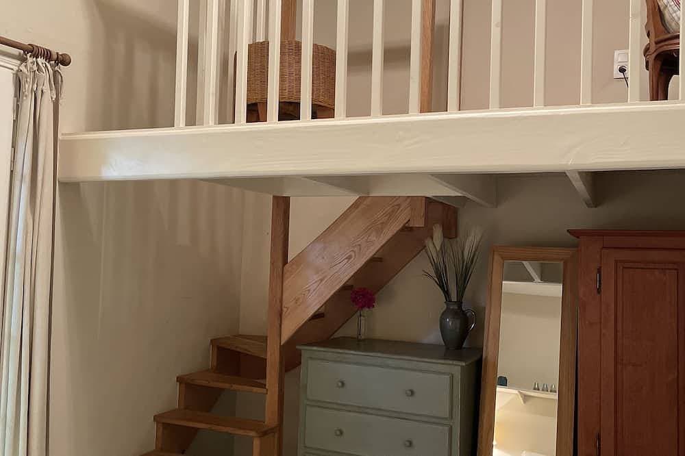Foto 10 von 30: Ein schönes romantisches Schlafzimmer mit Mezzaninbereich, Badezimmer und privatem Garten