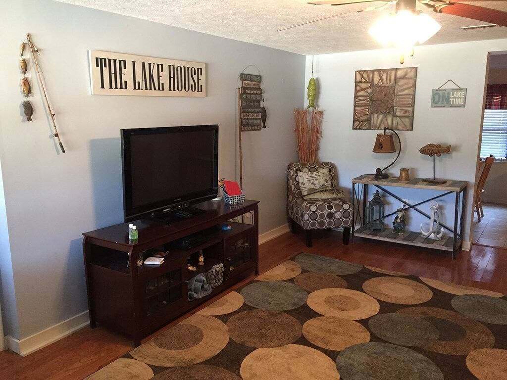 Foto 2 von 28: * Lakefront * Ziehen Sie den Netzstecker in unserem Lakehouse mit Bootsrampe und eigenem Dock - ohne WIFI