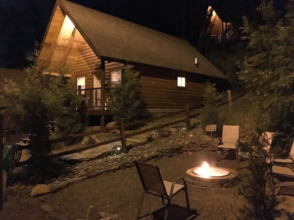 Foto 3 von 14: Hunters Haven # 3 Custom Built Blockhaus, umrahmt von Black Hills National Forest