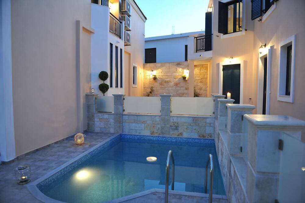 Zweistöckige Villa mit Pool in einer entspannten Umgebung 1