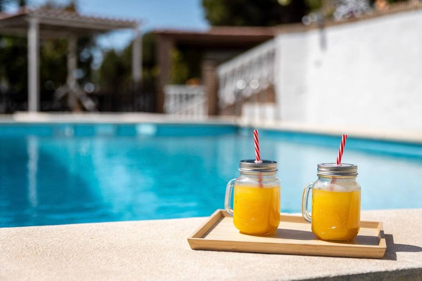 Foto 2 von 42: Villa „Garten mit Pool, Billard“ mit Meerblick, WLAN und Klimaanlage