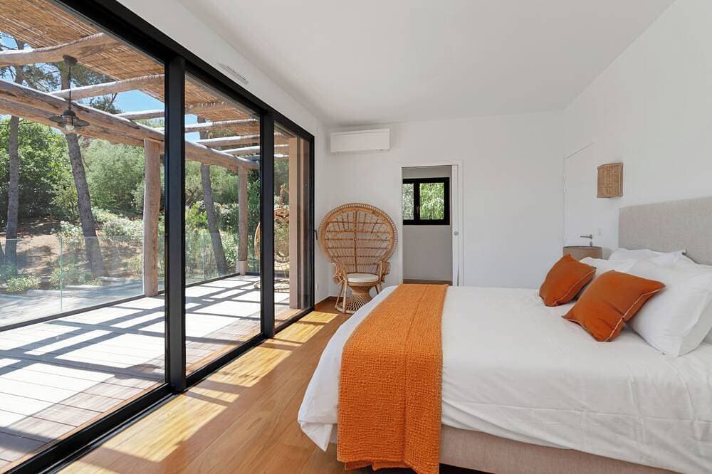 Foto 5 von 18: New, high-end villa, Gigaro, 4 minutes' walk from the beach