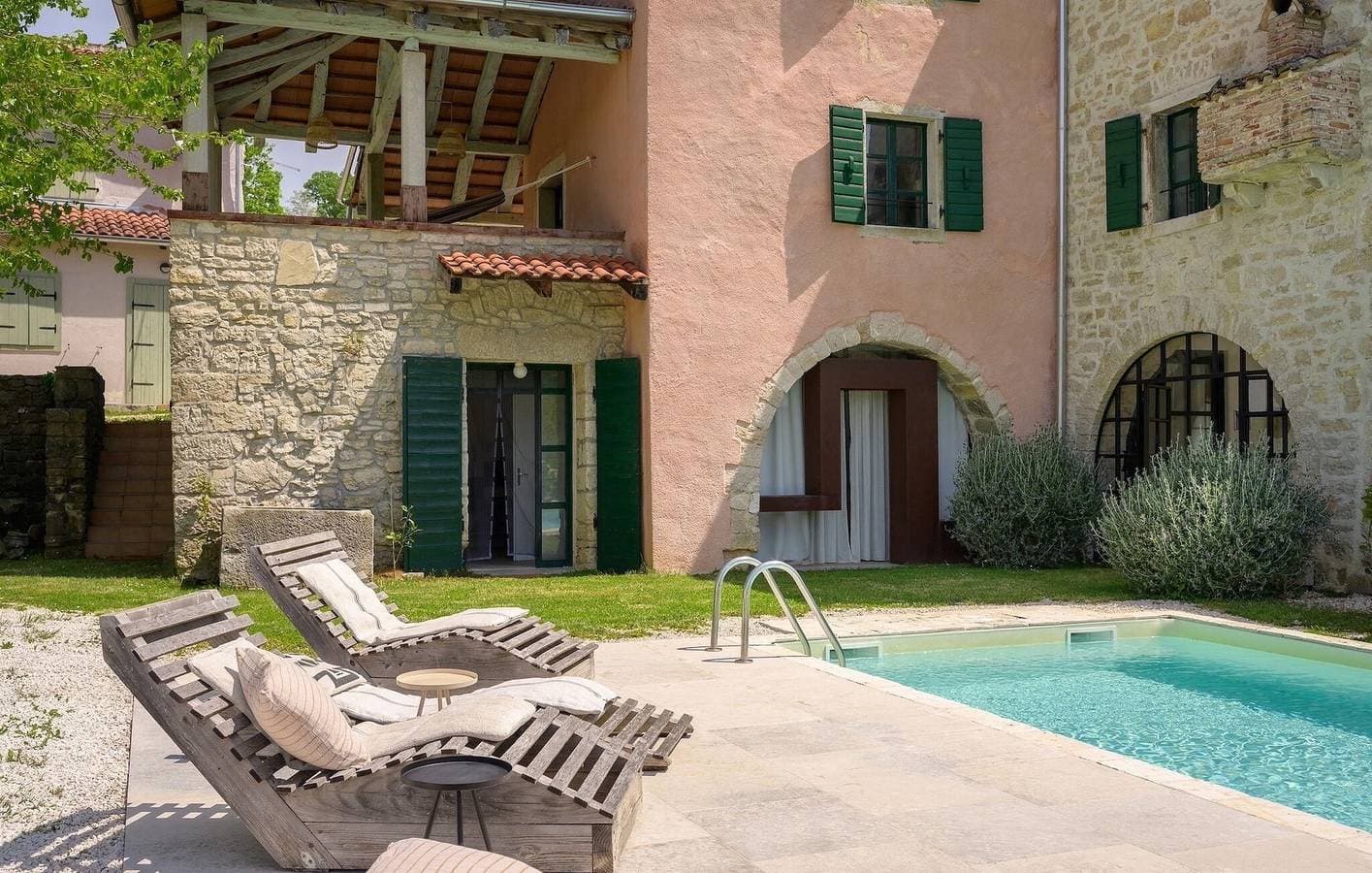 Foto 8 von 47: Geräumige 2-Zimmer-Wohnung mit Pool, WLAN und Parkplatz in der Nähe des Stadtzentrums