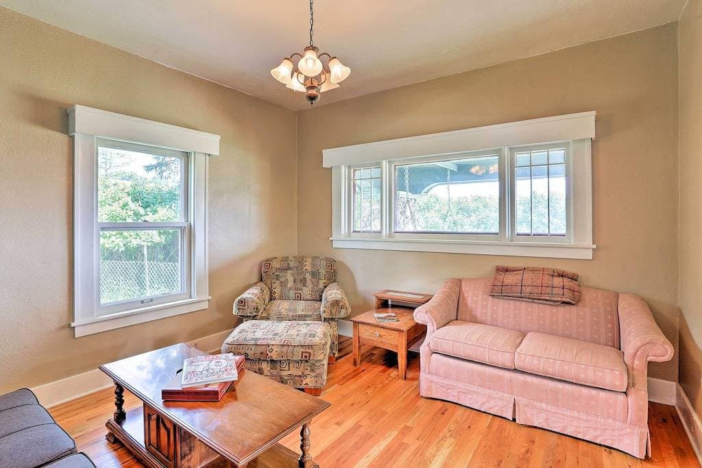 Foto 9 von 41: Neu! Custer Home mit Deck & Veranda - Walk Downtown!