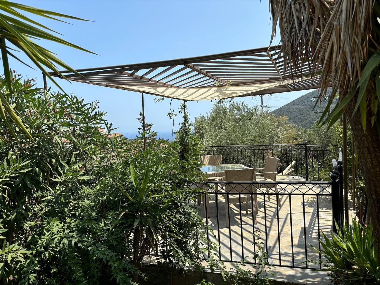Foto 11 von 38: Ferienhaus "Divas Gartenhaus" mit Blick auf das Meer, die Berge und das Dorf