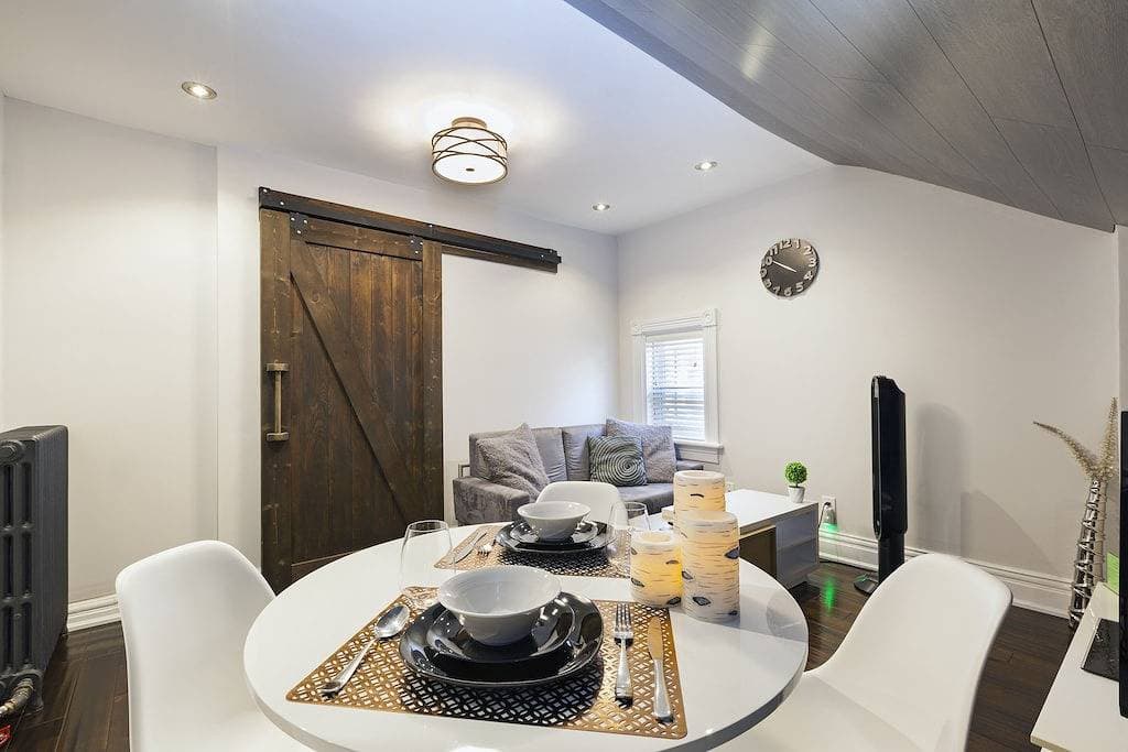 Boutique Penthouse Designer-Suite mit 1 Schlafzimmer und 2 Balkonen in der Innenstadt von Toronto 1