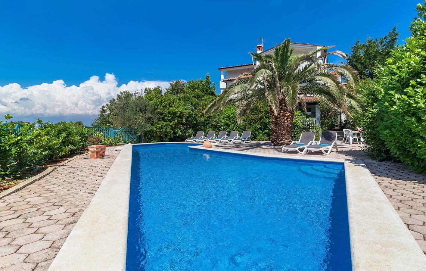 Foto 8 von 35: Gemütliche Ferienwohnung mit Pool, Terrasse und 1,5 km entferntem Strandzugang