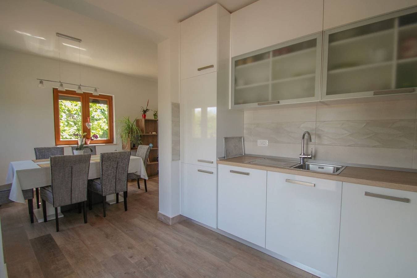 Foto 12 von 37: Cozy Ferienhaus mit Jacuzzi, Garten, Aussendusche, Grill