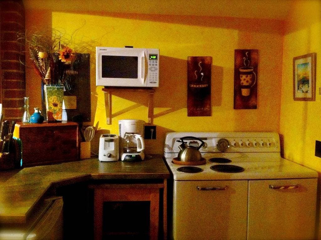 Foto 3 von 24: Valhalla Suite – Cozy, Eclectic Studio in Downtown Nelson
