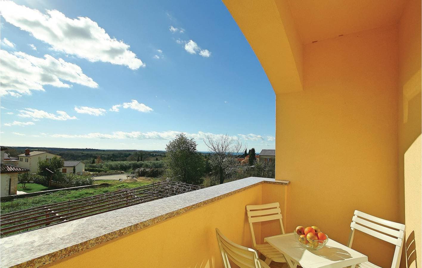 Foto 6 von 32: Charmante 2-Zimmer-Wohnung mit Terrasse, WLAN und Parkplatz in der Nähe von Captain Morgan