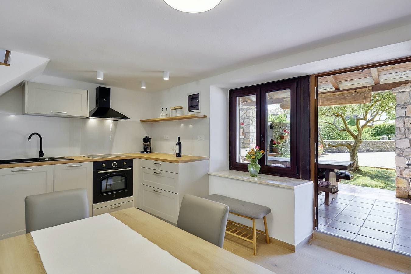 Foto 8 von 24: Ferienhaus Orihi * 2000 m2 eingezäunter Garten, überdachte Terrasse