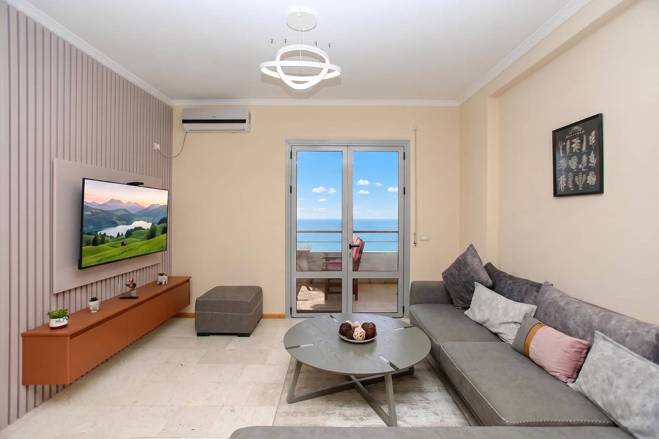 Foto 2 von 21: Vlora Sunset Apartment /w Balcony & Sea View