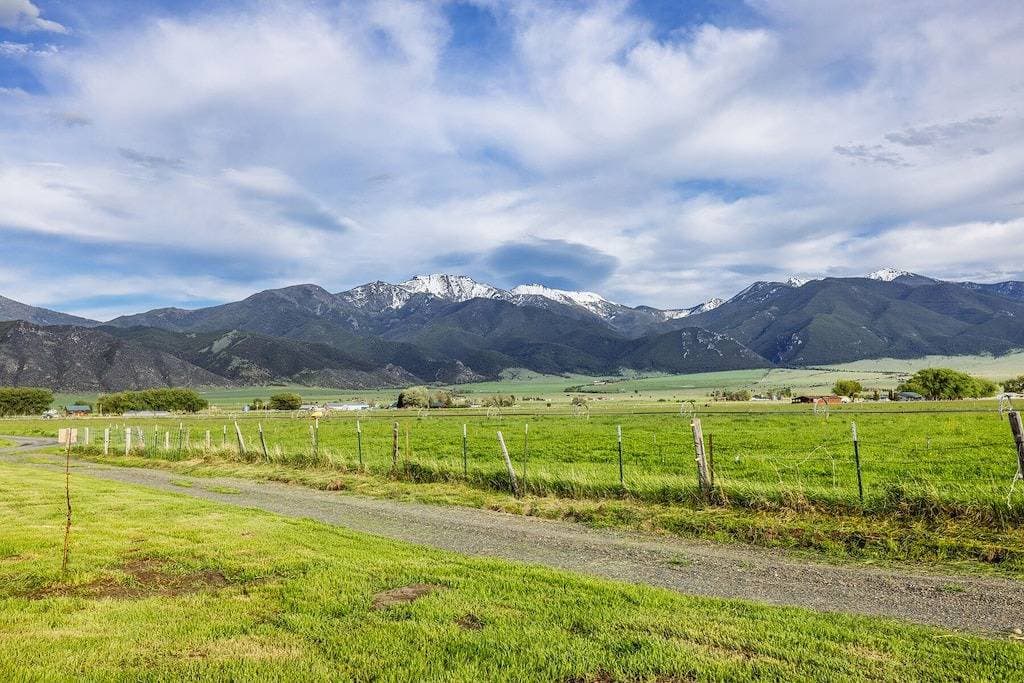 Foto 12 von 19: Off-grid tiny home farm stay with incredible mountain views!