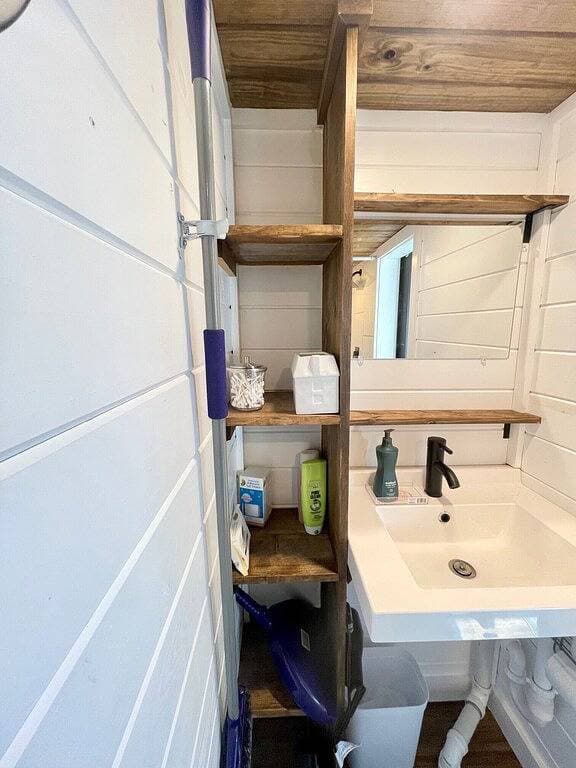 Foto 2 von 15: Houston Tiny Home New, Tx Monthly Magazine Builder