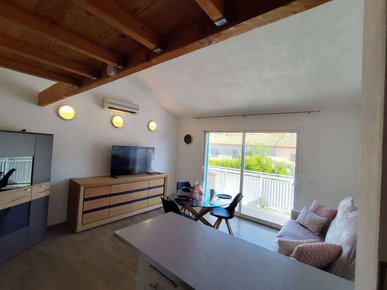 Foto 2 von 17: Ferienwohnung 'La Salamandre' mit Bergblick, WLAN und Klimaanlage