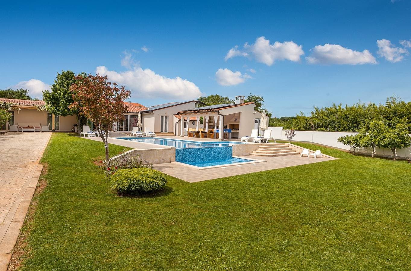 Foto 10 von 58: Eine wunderschöne Villa mit privatem Pool in der Nähe des Meeres.