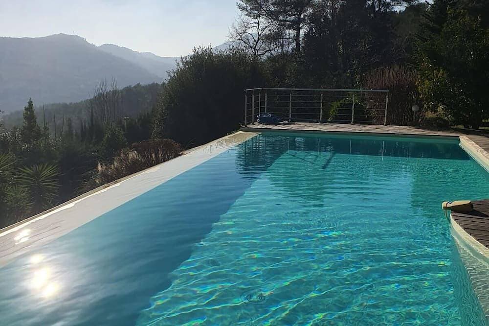 Villa with salty infinity pool and view over hills on French Riviera 1