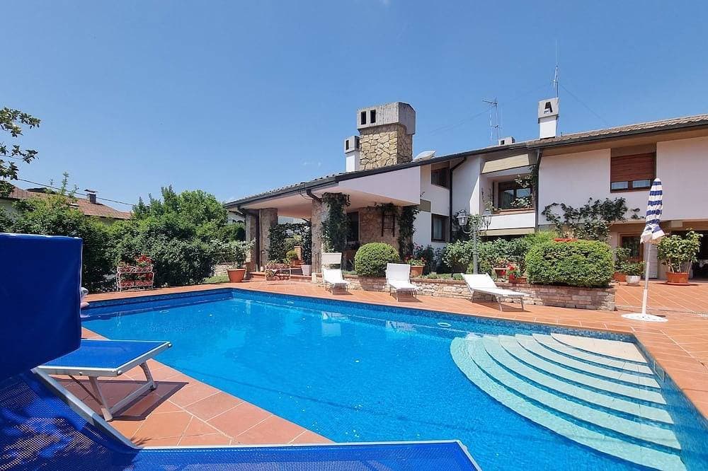 Villa Piazza, privater solarbeheizter Pool, zu Fuß zu allen Einrichtungen! Wifi 1
