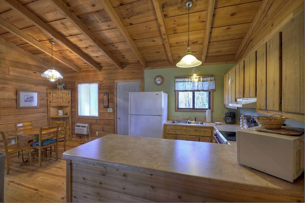 Foto 8 von 31: Romantische und abgelegene 1-Zimmer-Hütte mit Indoor-Whirlpool.