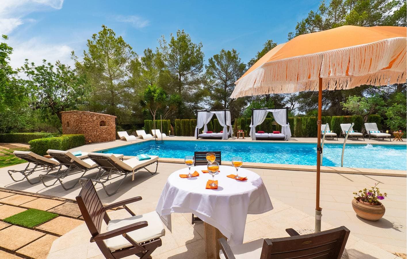 Foto 5 von 48: Sonnenterrasse am Pool mit Küche und Grill