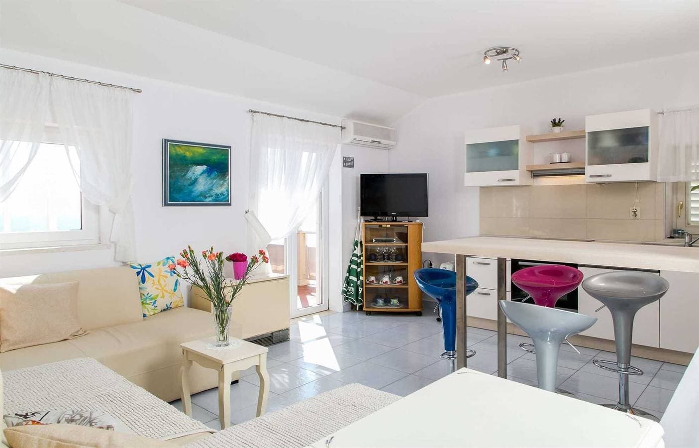 Foto 2 von 16: Mare Apartment mit einem Schlafzimmer mit Balkon und Meerblick A1