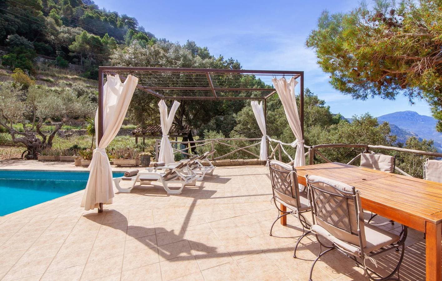 Foto 6 von 36: Rückzugsort mit Meerblick: Terrasse, Pool, Küche & Grill
