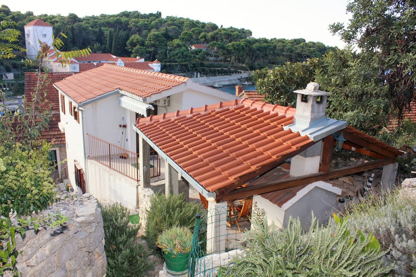 Foto 4 von 17: 2-Zimmer-Ferienwohnung mit Balkon und Meerblick Maslinica, Solta -a