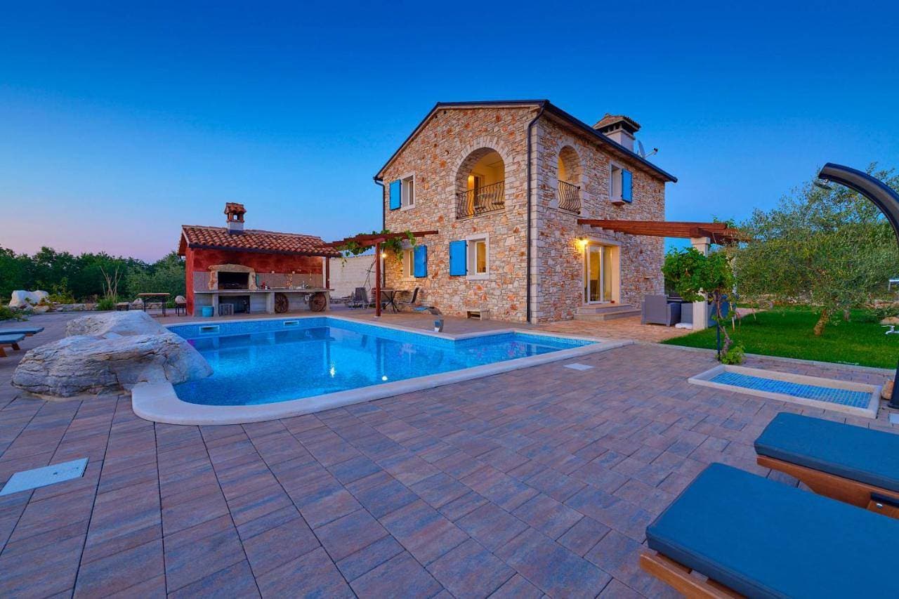 Relax house surrounded by olives and vineyard 1