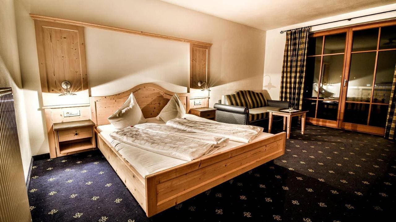 Foto 8 von 9: Budget Double Room North – Street Side