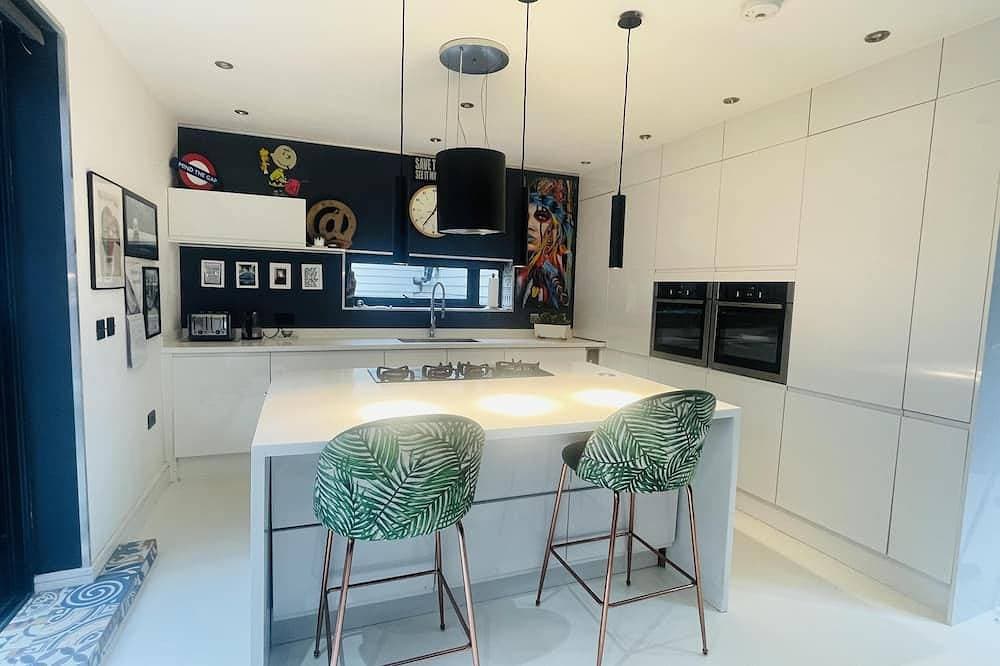 Foto 12 von 30: Artsy Retreat - Sleeps 4, Free Parking & Balcony