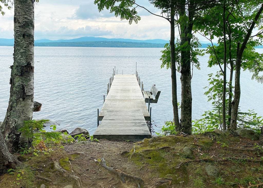 Foto 12 von 31: Niboban Cabin 5 right on Rangeley Lake with a screened porch, fire pit, hammock, WiFi and dock!