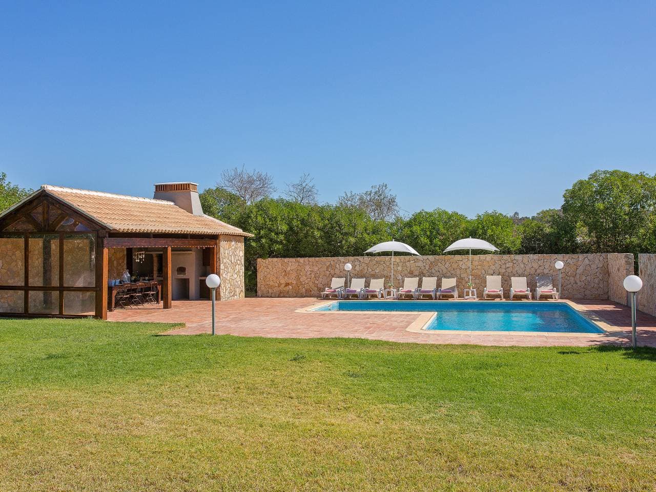 Foto 10 von 36: Villa mit privatem Pool und Klimaanlage - São Bartolomeu