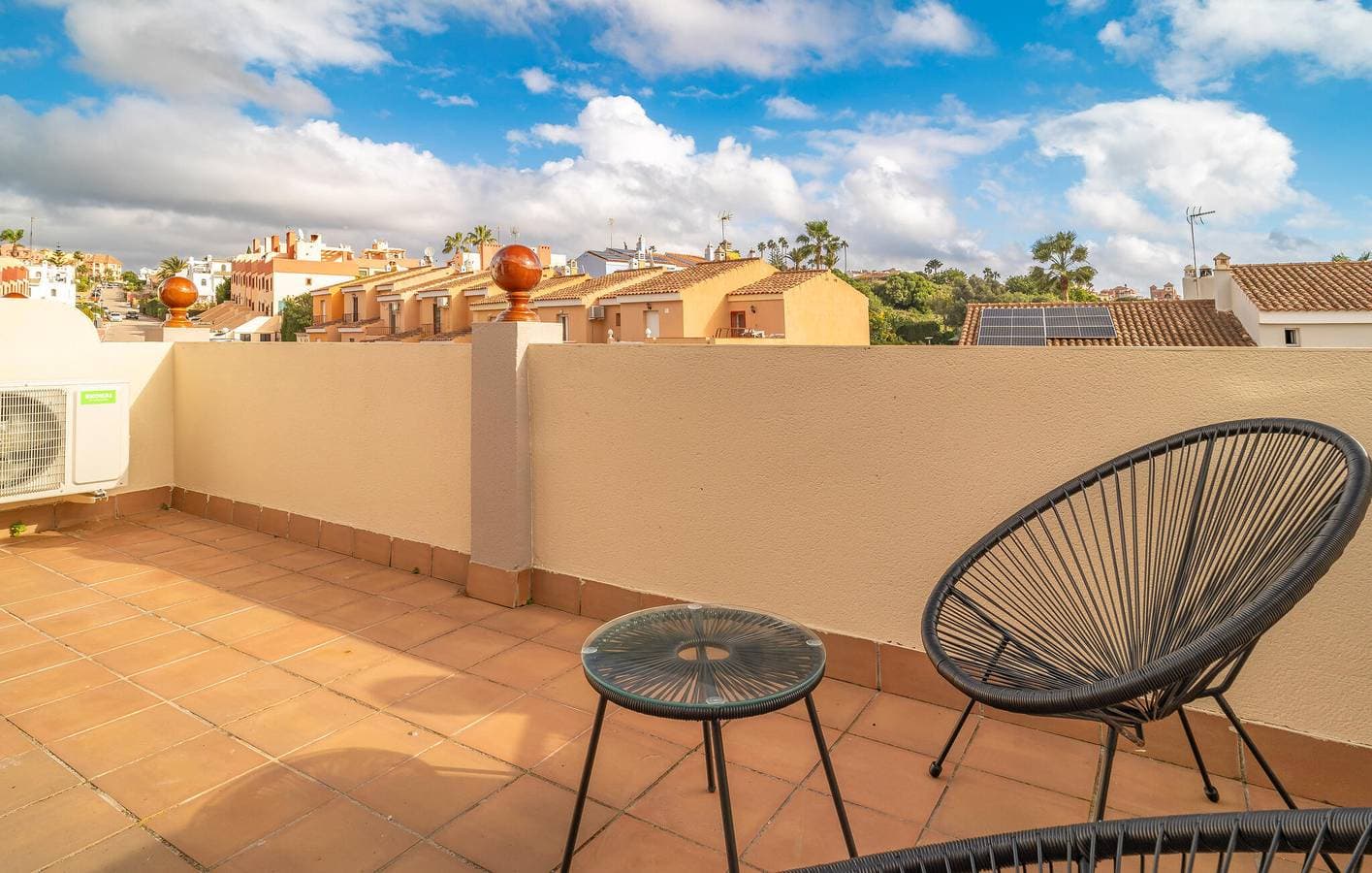Foto 8 von 23: Glückseligkeit am Strand: Modernes Apartment mit Pool und Terrasse
