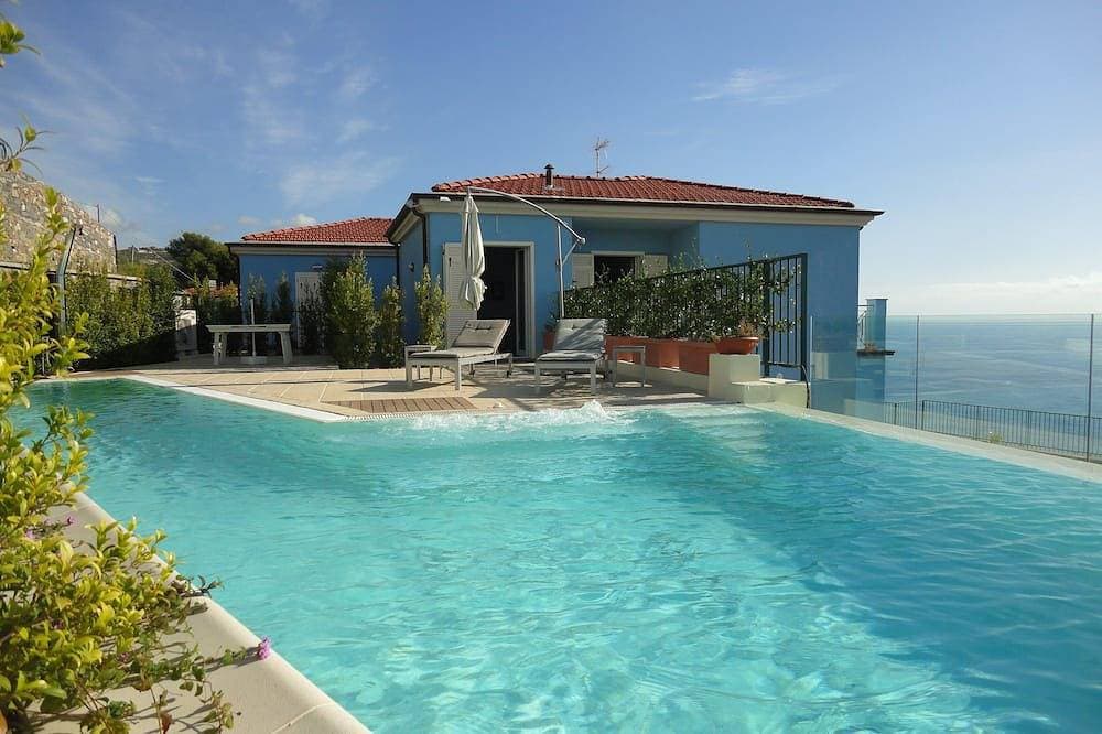 Helle und elegante Villa mit privatem Pool und Gartenterrasse mit Meerblick 1