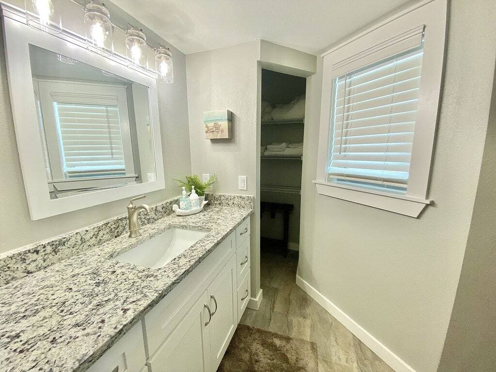 Foto 13 von 16: Sandcastle Condominium Unit 526
