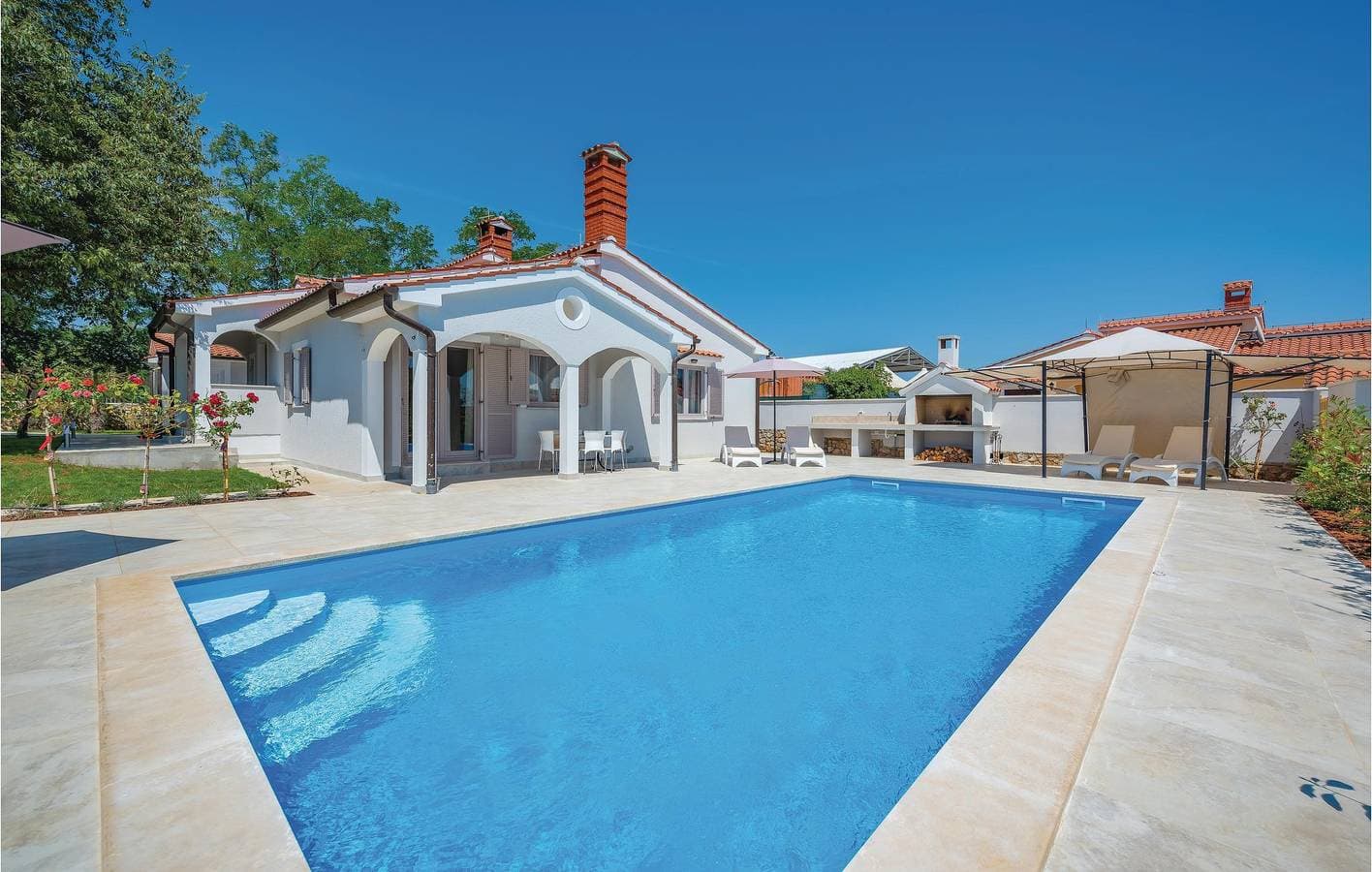 Foto 7 von 37: Geräumige Ferienwohnung mit Pool und Terrasse, in der Nähe des Restaurants „Captain Morgan“