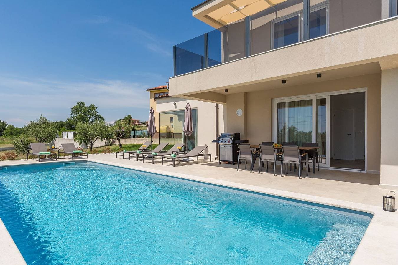 Foto 3 von 39: Neue und hundefreundliche Villa mit Panorama-Meerblick, Privatpool, Grillbereich, Babybett, Waschmaschine