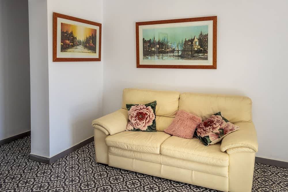 Foto 8 von 30: Tranquil rural Villa sleeps 5, Exclusive Private Pool, great views, close to sea