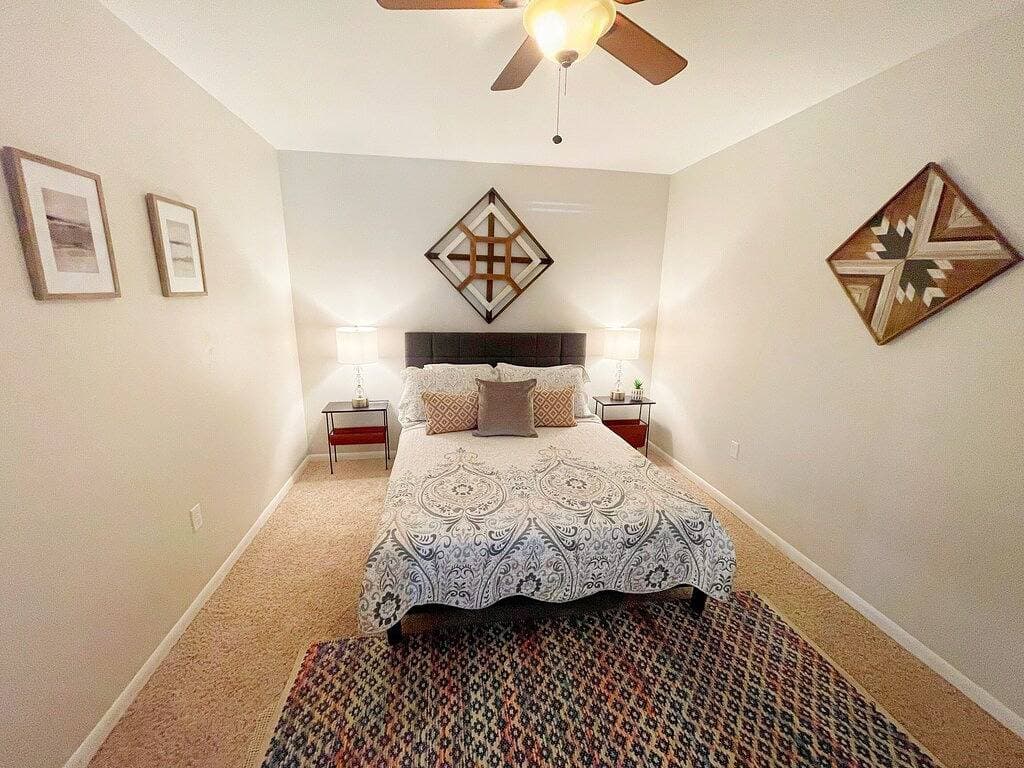 Foto 2 von 37: Large spacious home near Downton-Your Private 4Br Retreat
