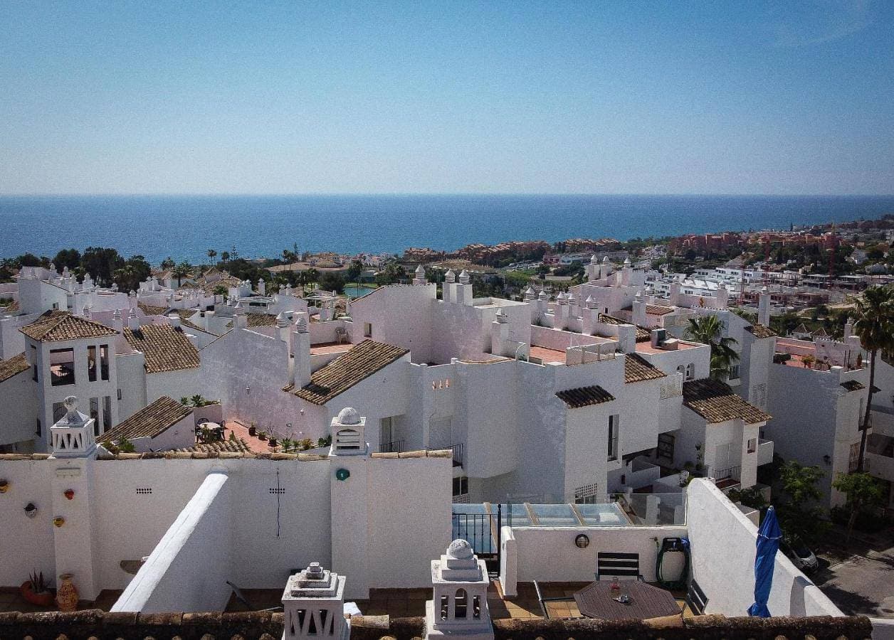 Top floor with amazing sea views in Duquesa 1
