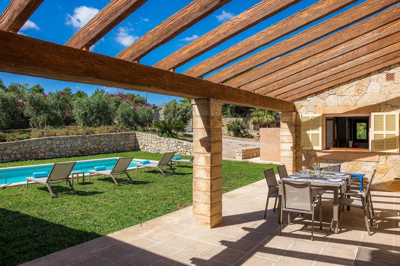 Foto 4 von 32: Ferienhaus "Can Bosco" mit Bergblick, Garten, Pool, Terrassen & WLAN