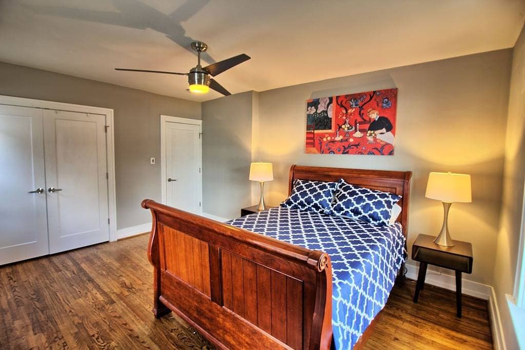 Foto 10 von 18: Elegant Minimalist Gem w/ Private backyard, W/D