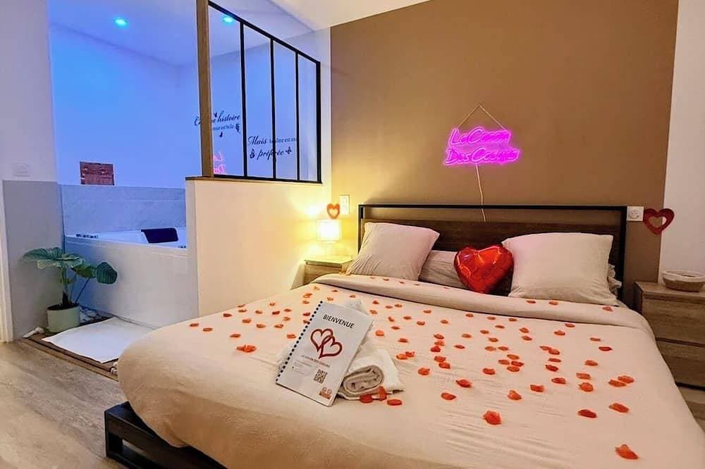 Suite with Private Jacuzzi Near Paris 1