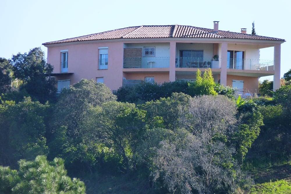 Foto 3 von 18: Joli Studio Avec vue Panoramique sur la mer à 5 mn de la Plage et de Propriano